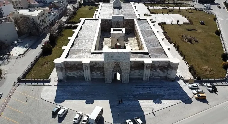 Dizi ve film yapımcılarının ilgisi tarihi Sultanhanı Kervansarayı'nın tanıtımına katkı sağlayacak