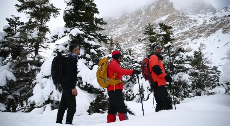Doğa sporcuları Aladağlar'ın karla kaplı eteklerinde sınırlarını zorluyor
