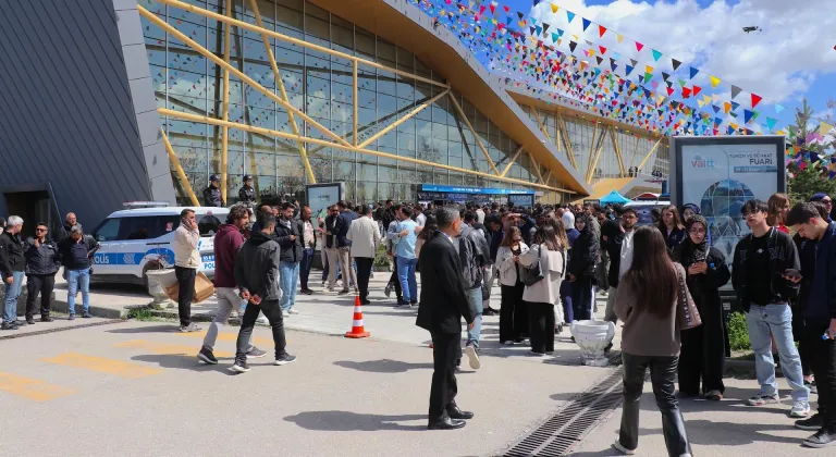 "Doğu Anadolu Kariyer Fuarı" ilk gün yaklaşık 25 bin ziyaretçiyi ağırladı