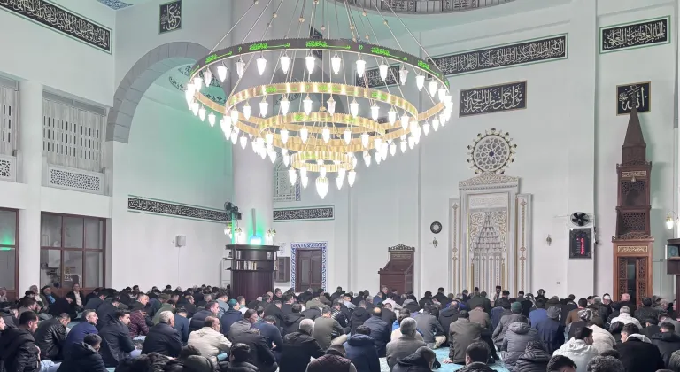 Doğu ve Güneydoğu'da Kadir Gecesi dualarla idrak edildi