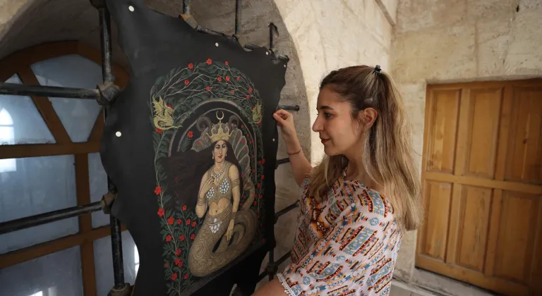 Dövme tekniğiyle hayvan derisine Anadolu motifleri ve mitolojik figürler işliyor