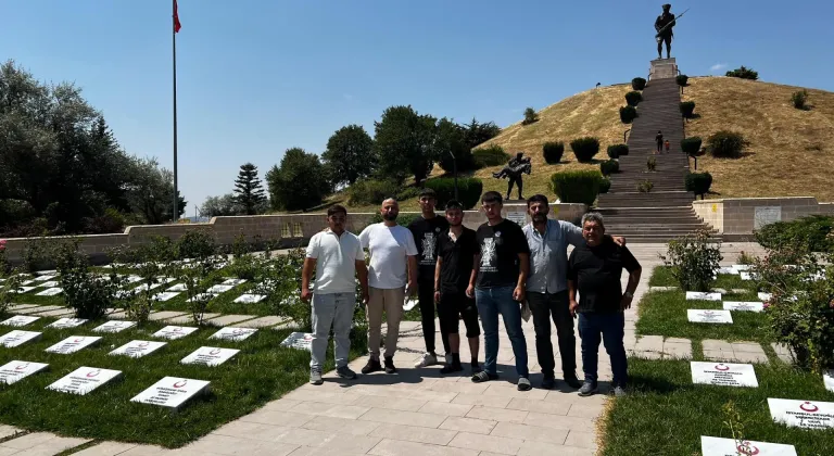 Dumlupınar Şehitliği'ndeki 510 şehidin mezar taşı öğrenciler tarafından yenilendi