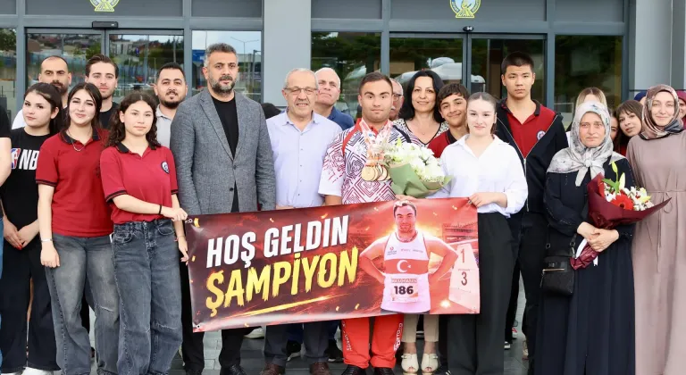 Dünya şampiyonasından 7 madalyayla dönen özel sporcu, Trabzon Havalimanı'nda karşılandı