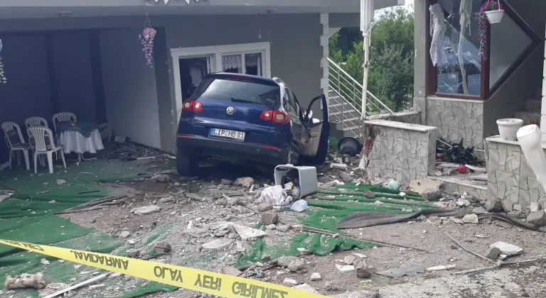 Düzce'de bahçe duvarını yıkarak eve çarpan otomobilin sürücüsü yaralandı