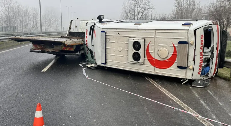 Düzce'de devrilen ambulansta sürücü ile sağlık personeli yaralandı