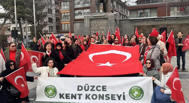Düzce'de kadınlar, terör örgütü yandaşlarının Türk bayrağına saldırısına tepki gösterdi