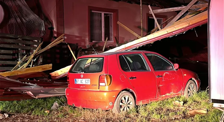 Düzce'de kuvvetli rüzgarda çatısı uçan lisede yarın eğitime ara verildi