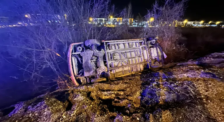Düzce'de özel halk midibüsü ile otomobilin çarpıştığı kazada 5 kişi yaralandı