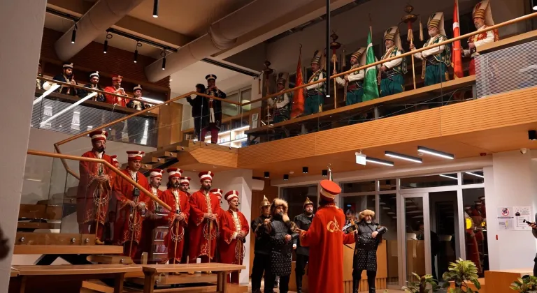 Düzce'de sahura kadar açık olan kütüphanede öğrencilere mehteranlı sürpriz