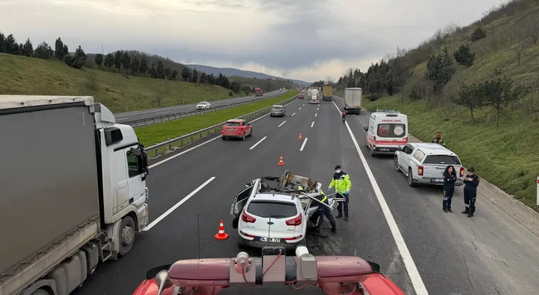 Düzce'de tıra çarpan SUV tipi araçtaki 1 kişi öldü, 1 kişi yaralandı
