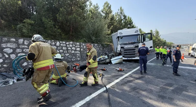 Düzce'de tırla çarpışan otomobilin sürücüsü öldü