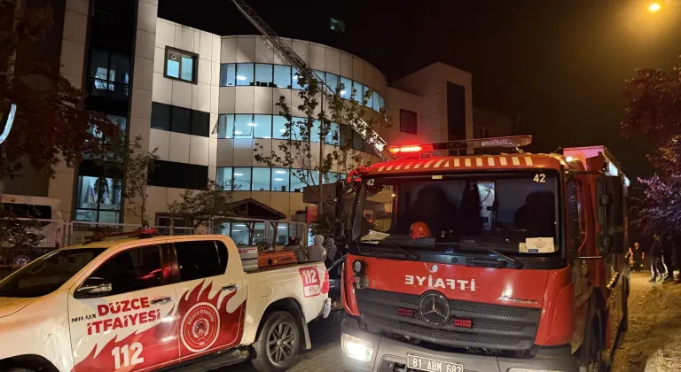 Düzce'de yangın nedeniyle tahliye edilen huzurevi sakinleri yeniden odalarına yerleştirildi