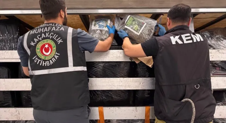 Edirne Hamzabeyli Sınır Kapısı'nda bir tırda yaklaşık 288 kilogram esrar ele geçirildi