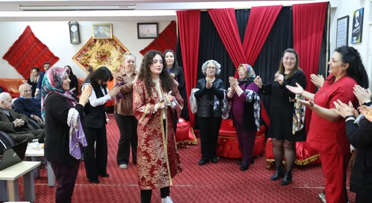 Edirne'de "evlilik kredisi" alan çiftler huzurevi sakinleriyle kına gecesinde buluştu