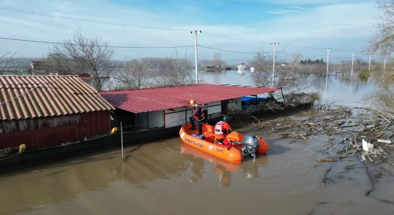 Edirne’de nehir taşkınında mahsur kalan 3 kişi kurtarıldı