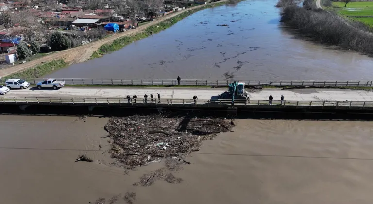 Edirne'de suyun sürüklediği ağaç gövdeleri ve çöplerle tıkanan köprü gözleri temizleniyor