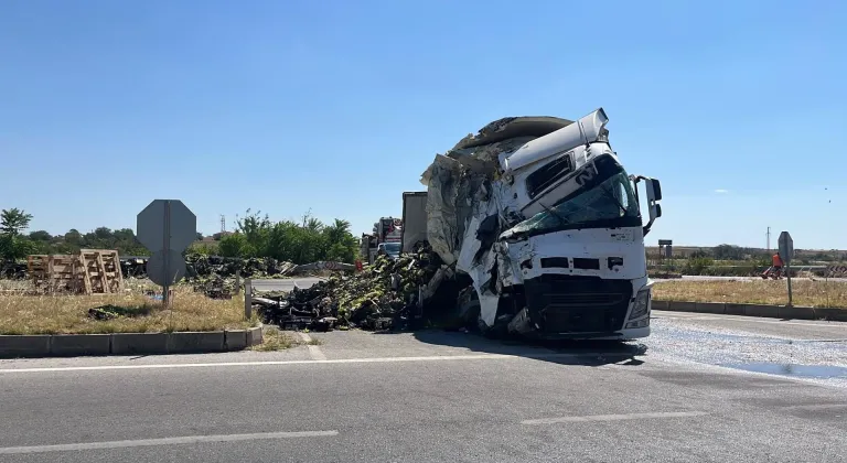 Edirne'de tırın devrilmesi sonucu yol ulaşıma kapandı