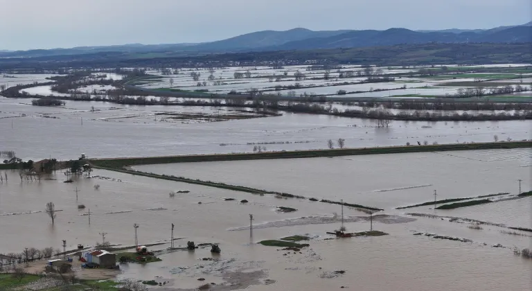 Edirne'de yatağından çıkan Tunca ve Meriç tarım arazilerini sular altında bıraktı