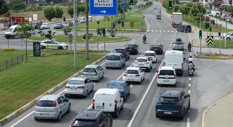 Edremit Körfezi'ndeki yollarda bayram tatili dolayısıyla yoğunluk yaşanıyor