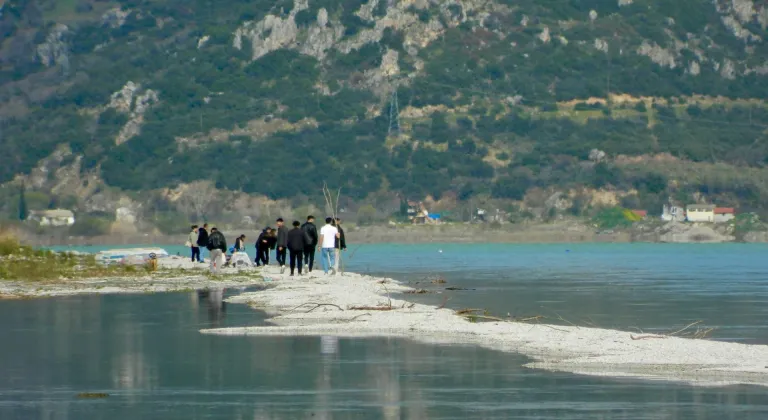 Eğirdir Gölü'nde doğal yürüyüş yolu oluştu