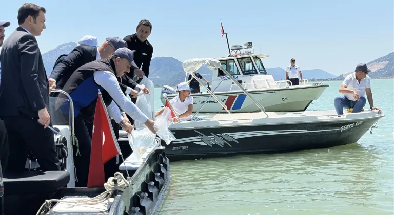 Eğirdir Gölü'ne 100 bin yavru sazan bırakıldı