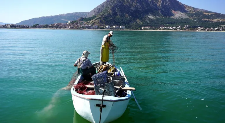 Eğirdir Gölü'nün kerevitleri ihracatla ekonomiye katkı sağlıyor