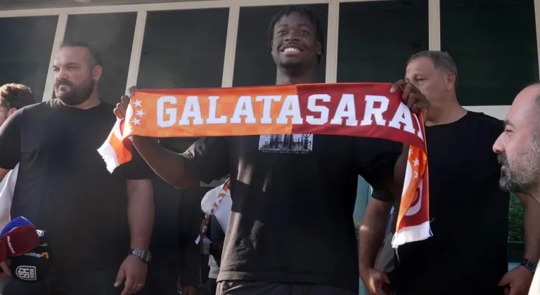 El Chadaille Bitshiabu, Galatasaray için İstanbul'a geldi
