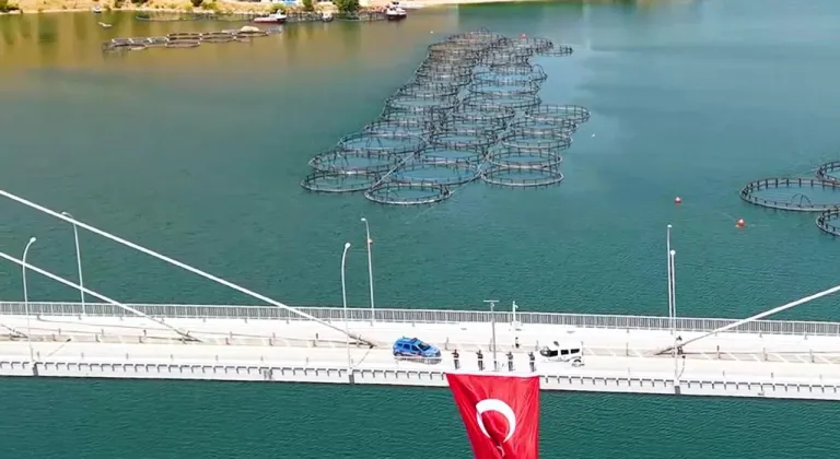 Elazığ'da 15 Temmuz şehidinin adını taşıyan köprüye dev Türk bayrağı asıldı