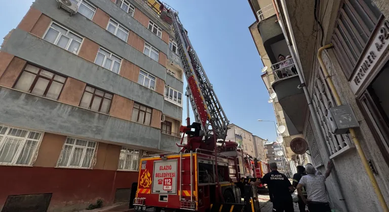 Elazığ'da bir apartmanın çatısında çıkan yangında 1 kişi dumandan etkilendi