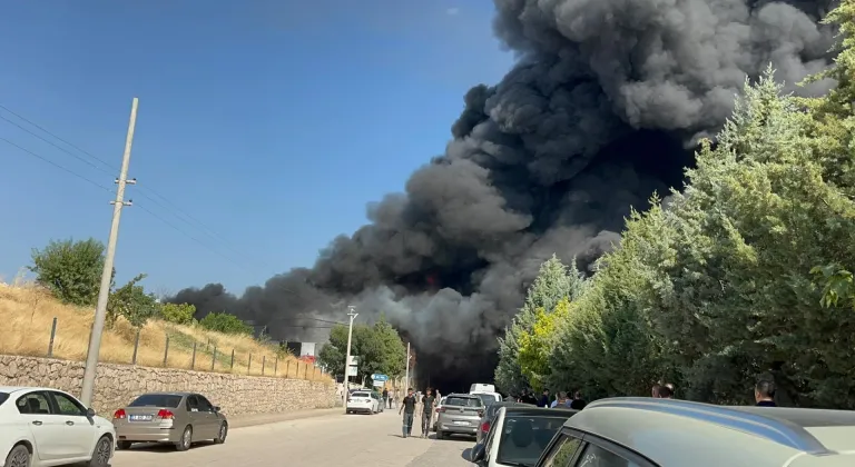 Elazığ'da fabrikada çıkan yangına müdahale ediliyor