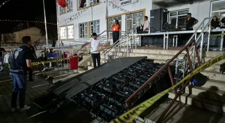 Elazığ'da festival alanında LED ekranın devrilmesi sonucu 5 kişi yaralandı
