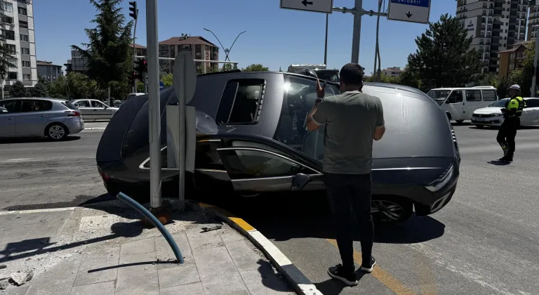Elazığ'da iki otomobilin çarpıştığı kazada 5 kişi yaralandı