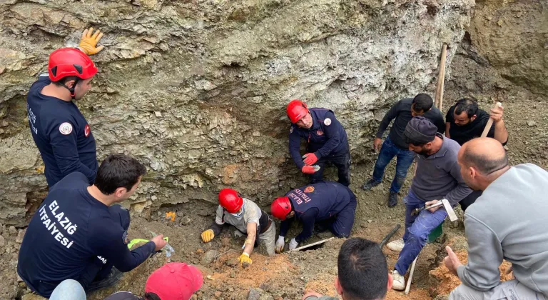 Elazığ'da kanalizasyon çalışmasında kaldırımın çökmesi sonucu göçük altında kalan işçi yaralandı