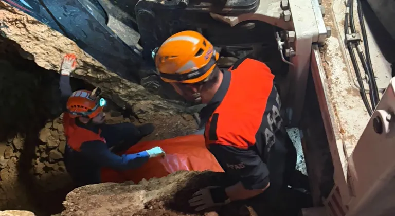 Elazığ'da kaynak suyu hattı kazısında göçük altında kalan işçi öldü