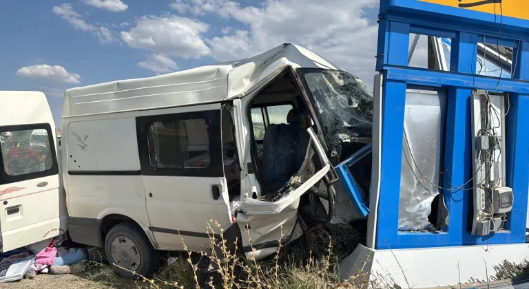Elazığ'da minibüs ile hafif ticari aracın çarpıştığı kazada 7 kişi yaralandı