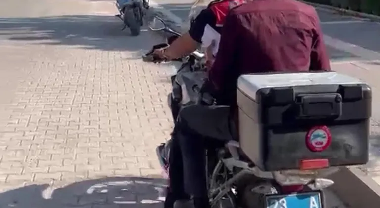 Elazığ'da polis ekipleri geç kalma riski bulunan adayları KPSS'ye yetiştirdi