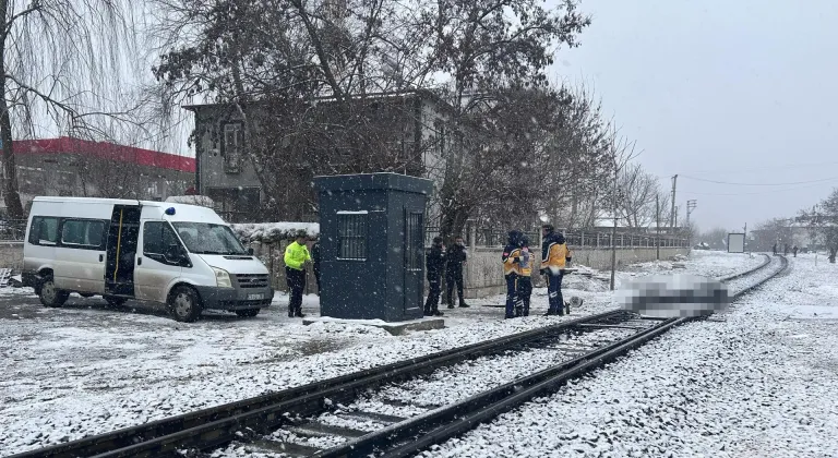 Elazığ'da yük treninin çarptığı kişi öldü