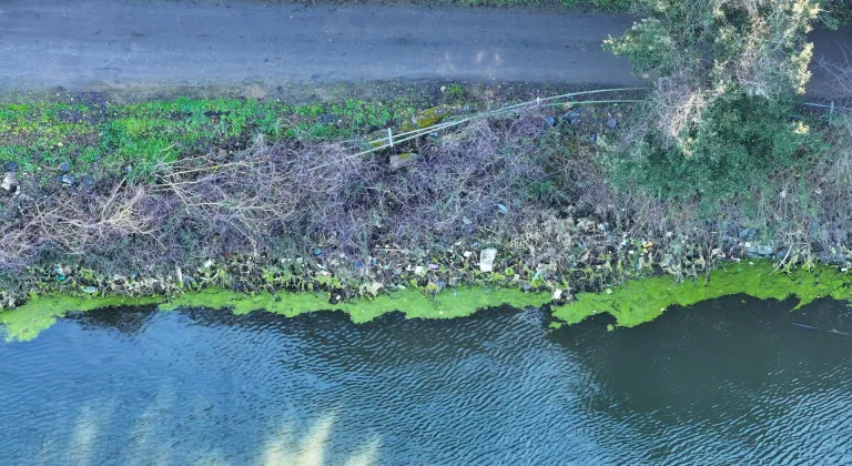 Elmalı Barajı'nın kıyısındaki atıklar çevre kirliliğine neden oldu