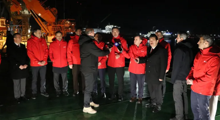 Enerji ve Tabii Kaynaklar Bakanı Bayraktar, Yıldırım Sondaj Gemisi'nde konuştu: