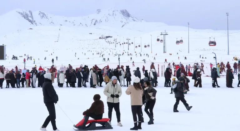 Erciyes'te pistler hafta sonu kayakseverlerle doldu