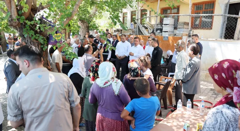 Erzincan Valisi Aydoğdu, yangından etkilenen Kışlacık köyünü ziyaret etti