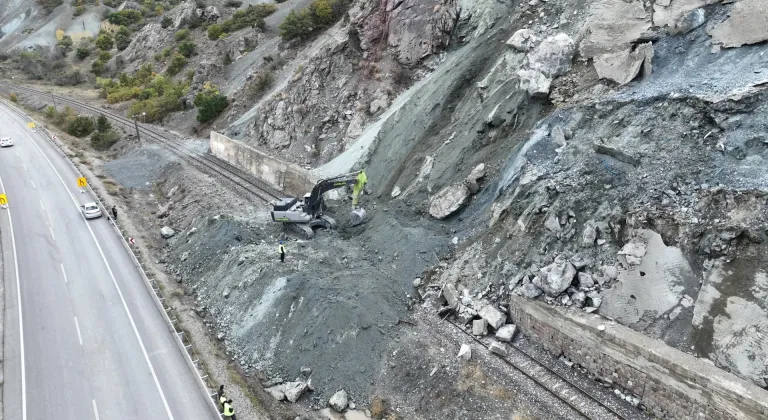 Erzincan Valisi Hamza Aydoğdu heyelan bölgesinde incelemelerde bulundu