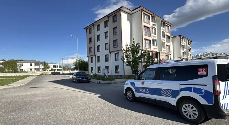 Erzincan'da apartmanın dördüncü katından düşen otizmli çocuk yaralandı