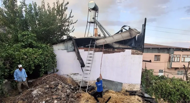 Erzincan'da çıkan yangında bitişik haldeki 8 müstakil ev kullanılamaz hale geldi