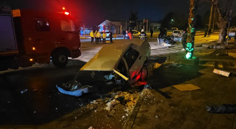 Erzincan'da iki otomobilin çarpıştığı kazada 4 kişi yaralandı