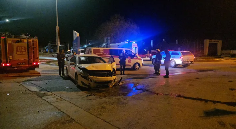 Erzincan'da iki otomobilin karıştığı kazada 3 kişi yaralandı