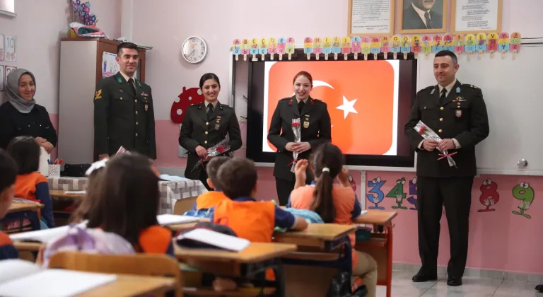 Erzincan'da ilk mektuplarını Mehmetçiğe yazan öğrencilere askerlerden cevap geldi