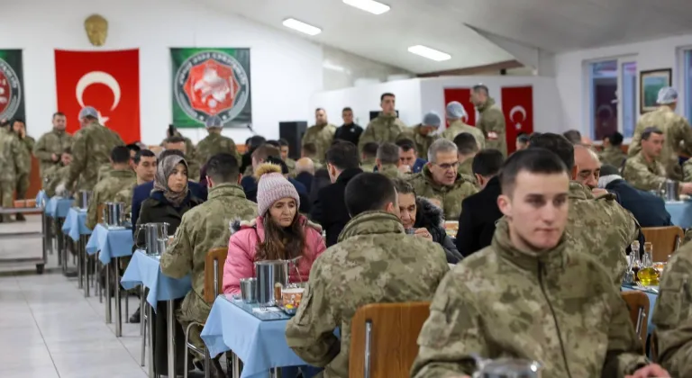 Erzincan'da Mehmetçik ile gaziler iftar sofrasında bir araya geldi
