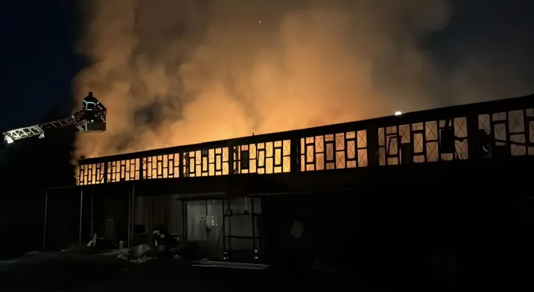 Erzincan'da mobilya imalathanesinde çıkan yangın söndürüldü