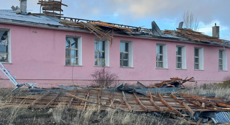 Erzincan'da şiddetli rüzgar nedeniyle bazı evlerin çatıları ile elektrik ve telefon direkleri zarar gördü